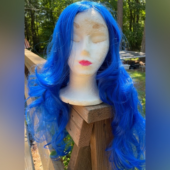 Bright Blue Wig: Perfect for Halloween or A Dress Up Party 🎈🎶🥳🎃💀 - Picture 6 of 8